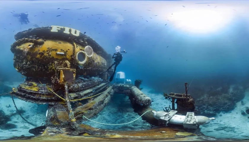 Buzo trabajando en la base subacuática Aquarius.