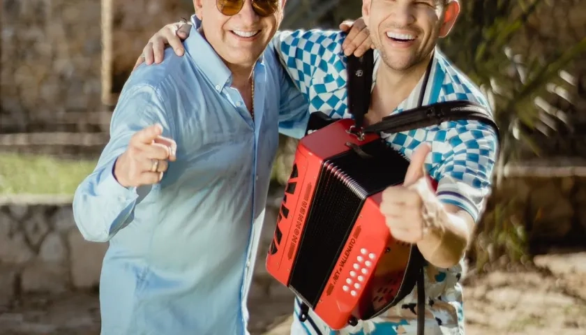 El cantante Iván Ovalle junto al acordeonero Juancho de la Espriella