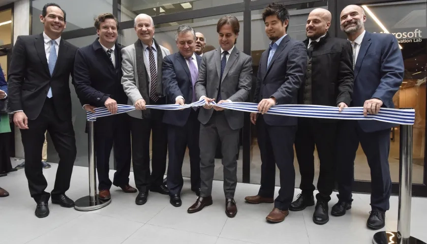 El presidente de Uruguay, Luis Lacalle Pou (c), durante la inauguración del laboratorio.