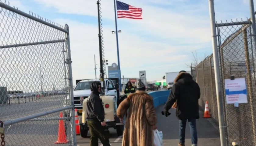 Migrantes ingresando a territorio estadounidense. 