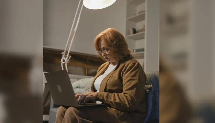 Mujer de la tercera edad.