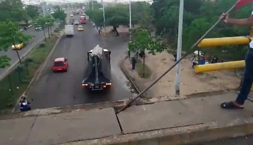 Así se encuentra un sector del puente.