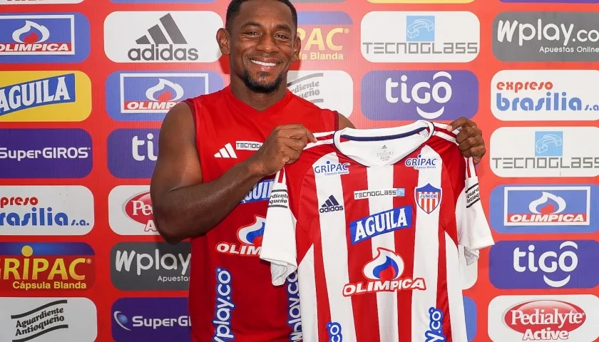 Pablo Rojas posa con la camiseta rojiblanca. Lucirá el número 20. 