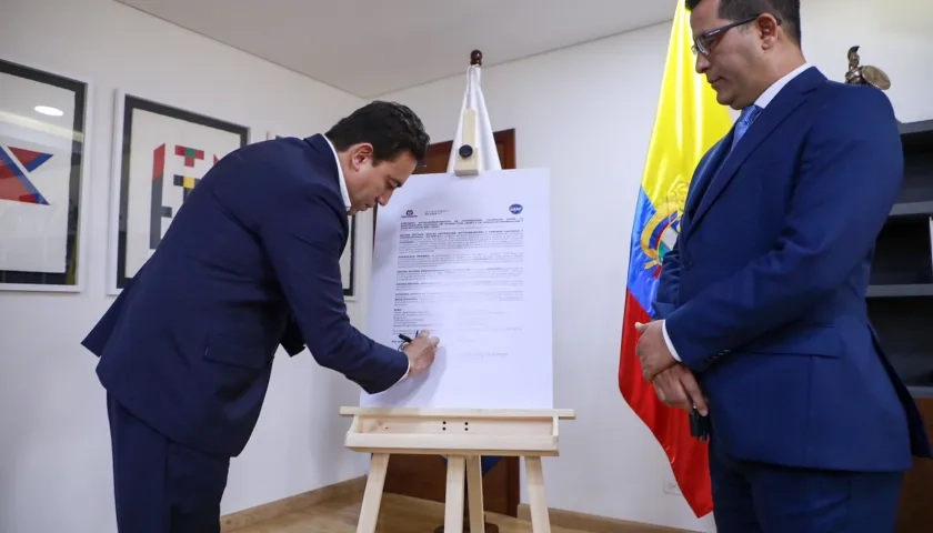 El Registrador Alexander Vega y el el director de la Unidad de Información y Análisis Financiero (UIAF), Luis Eduardo Llinás Chica, durante la firma del convenio.