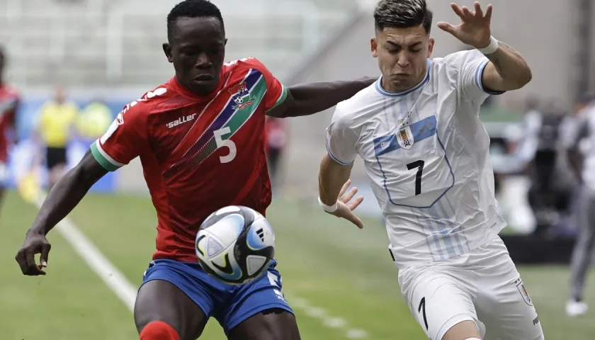 Anderson Duarte, autor del gol de Uruguay, en un duelo con Dembo Saidykhan.