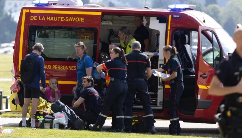 Policías atienden a las seis personas heridas en un parque en Annecy, sur de Francia