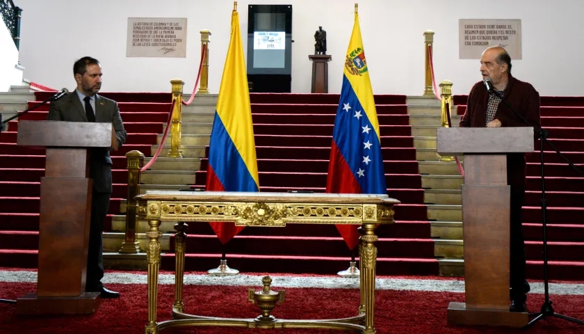  El Canciller de Colombia, Álvaro Leyva, habla junto al canciller de Venezuela, Yván Eduardo Gil Pinto, durante la instalación de la Comisión de la vecindad e integración entre los dos países cumplida en Bogotá.