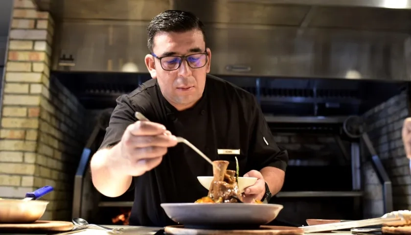 Edwin Marín Palma en pleno emplatado del osobuco de ternera con arroz caldoso de guandú y champiñones