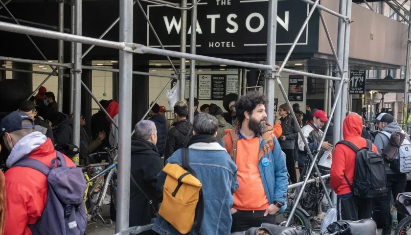  Migrantes que han estado alojados temporalmente en The Watson Hotel en Nueva York