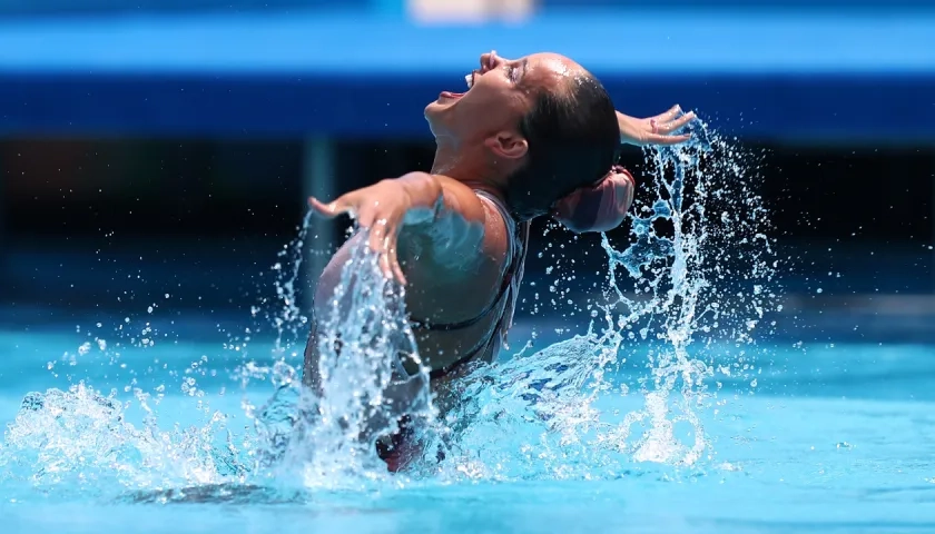 Mónica Arango durante su presentación en natación artística. 