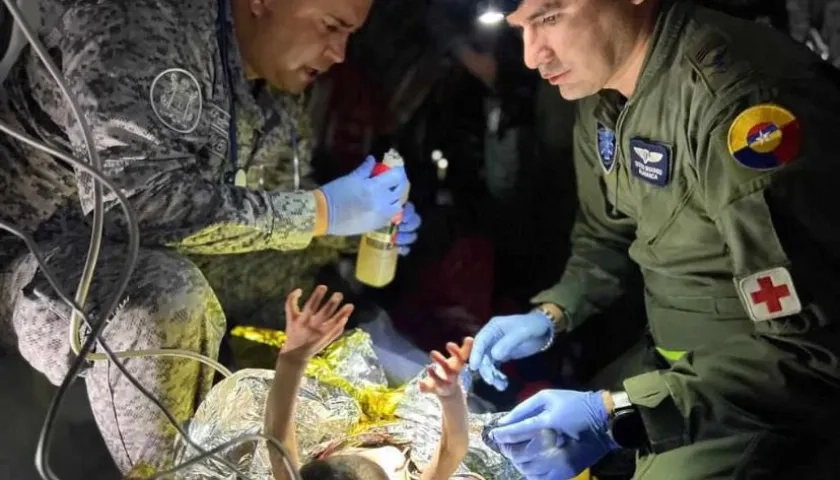 Uno de los menores atendido por fuerzas militares tras su rescate.