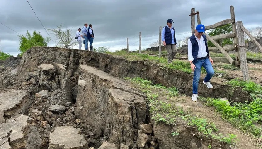 Personal de la Defensoría en la zona rural de Puerto Escondido afectada por falla geológica