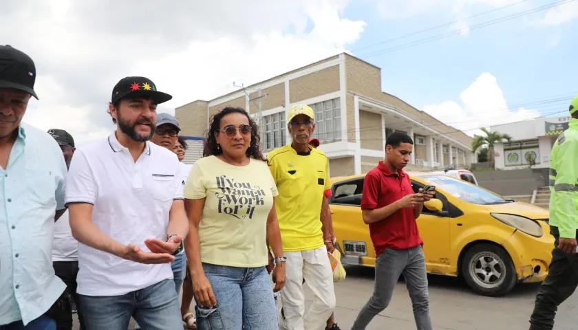 El alcalde Jaime Pumarejo durante el recorrido por el sector 'La Isla' de La Cordialidad.