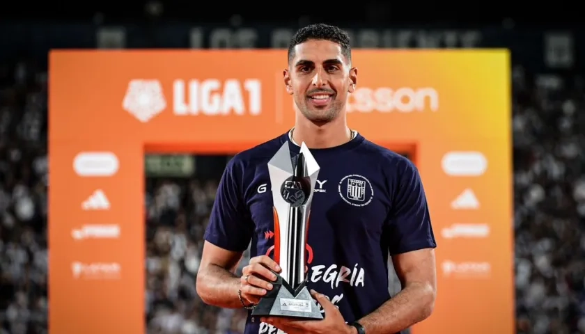 Pablo Sabbag con el trofeo que lo consagró como el mejor jugador del fútbol peruano. 