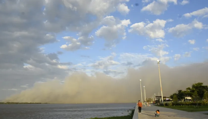 La espesa columna de humo que sale de la Isla Salamanca captada desde el Gran Malecon