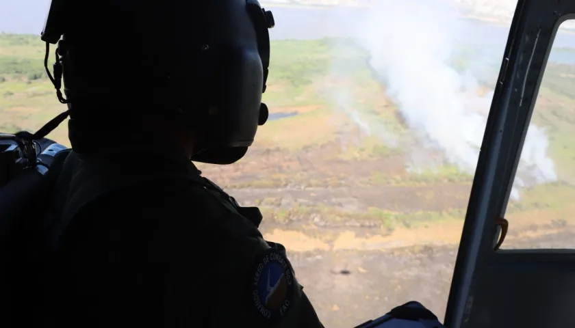 El incendio de la semana pasada destruyó 160 hectáreas. La FAC utilizó el bambi bucket para ayudar a sofocar las llamas con miles de litros de agua.