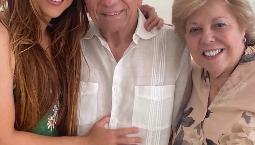 Shakira junto a sus papás William Mebarak y Nidia Ripoll