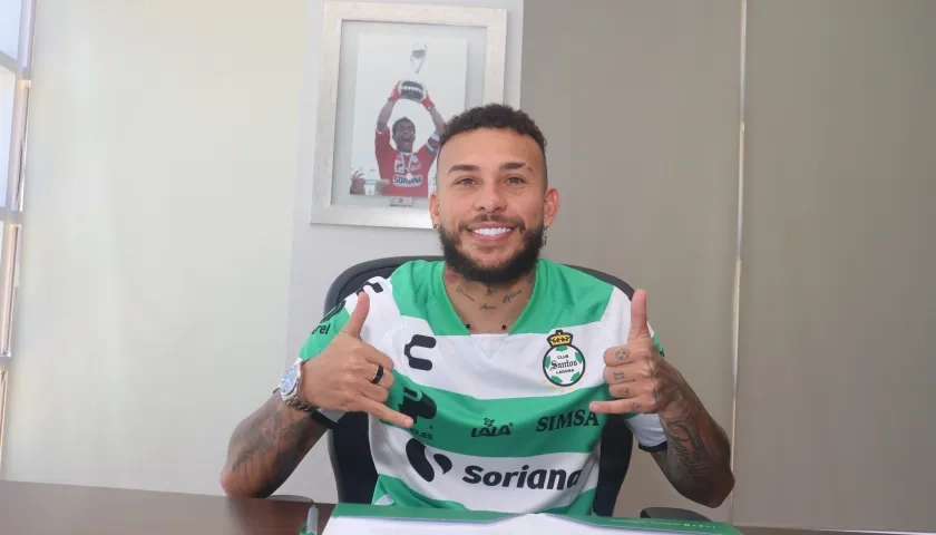 Duván Vergara tras firmar su contrato con el Santos Laguna. 