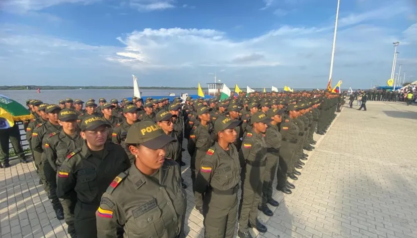 300 auxiliares de policías graduados. 