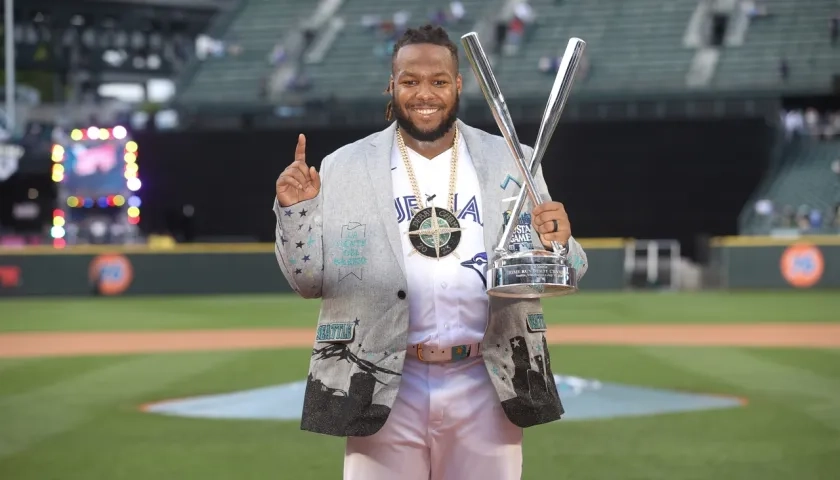 Vladimir Guerrero Jr. con el trofeo de ganador del Derby de Jonrones. 