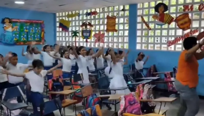 La docente Angely Escobar realizando pausas activas a sus alumnos.