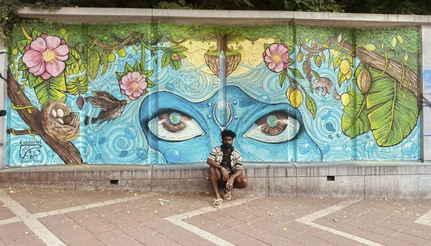 Artista en un vibrante mural en Bruselas.