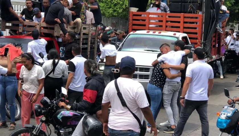 El cortejo fúnebre iba acompañado de los dos picós.