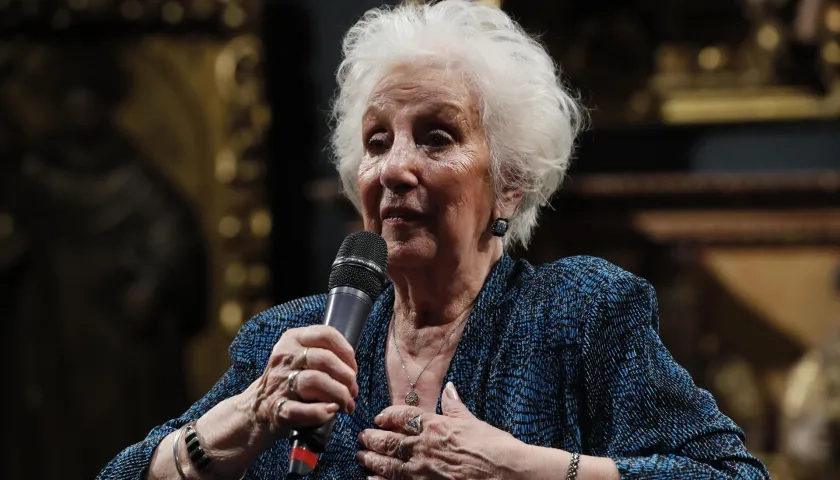 La presidenta de Abuelas de Plaza de Mayo de Argentina durante encuentro con madres mexicanas de desaparecidos.