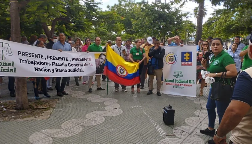 Fiscales amenazados protestando. 