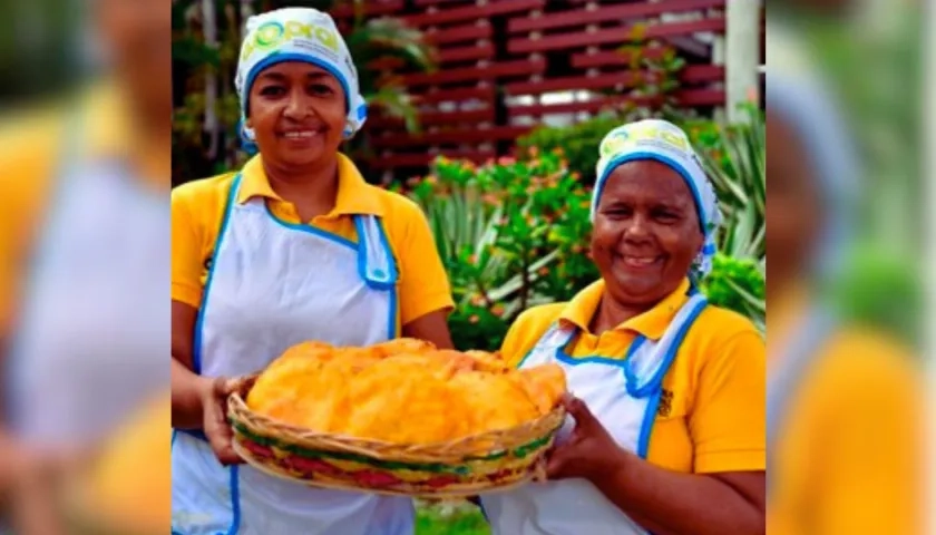 Mujeres que elaboran las arepas de huevo.