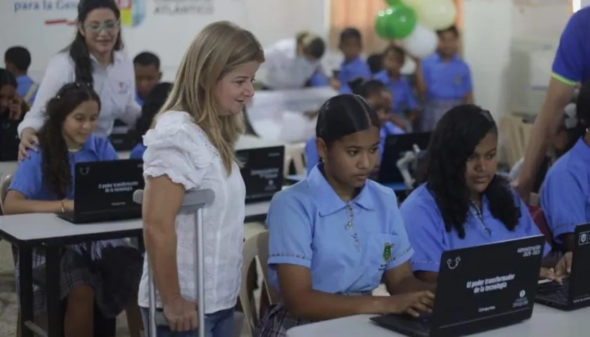 Gobernadora del Atlántico Elsa Noguera junto a estudiantes.