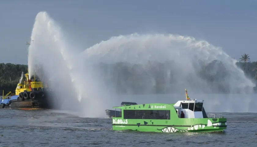 Los remolcadores dándole la bienvenida a Karakalí, el primer Río Bus con que cuenta Barranquilla