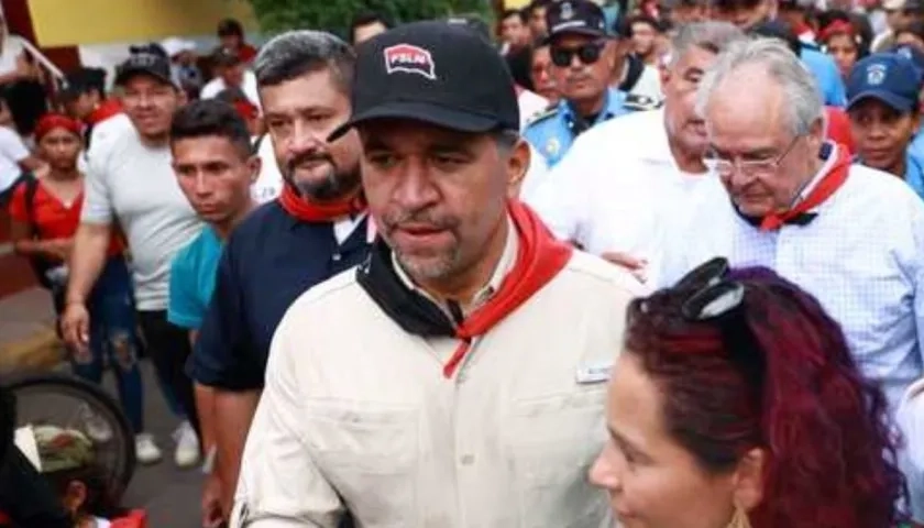 El Embajador León Fredy Muñoz durante la marcha.