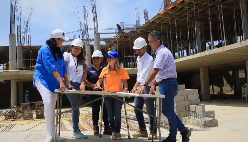 La Gobernadora Elsa Noguera durante su visita a las obras.