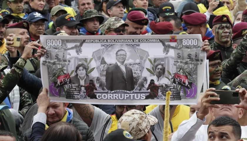 Militares retirados protestan en contra del Gobierno Petro en la plaza de Bolívar.