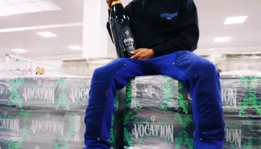 Ozuna con su nueva marca de bebidas, "Vocation". 