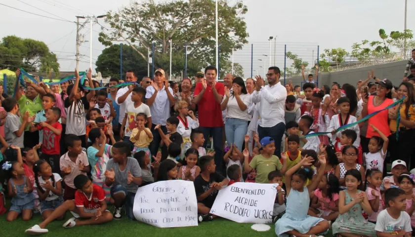 Rodolfo Ucrós Rosales, alcalde de Soledad junto a la comunidad.