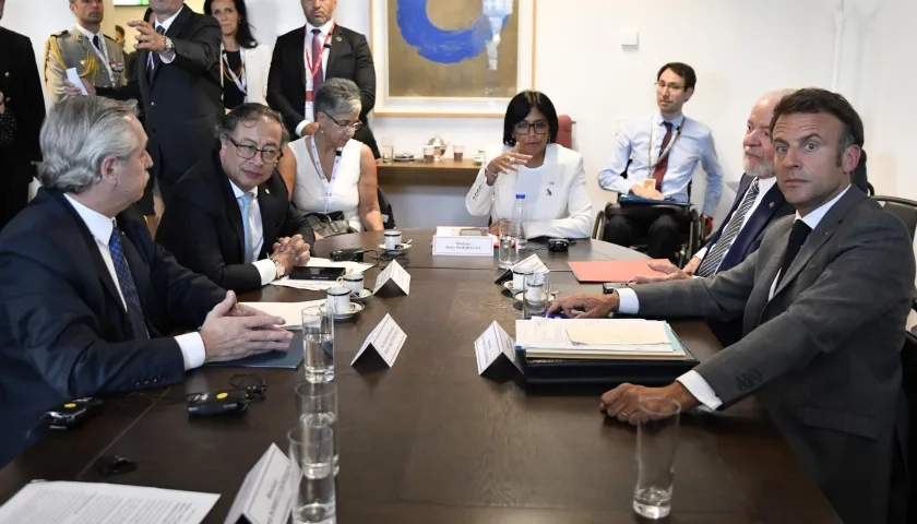 Reunión de los presidentes de Francia, Colombia, Argentina y Brasil con gobierno de Venezuela y la oposición. 