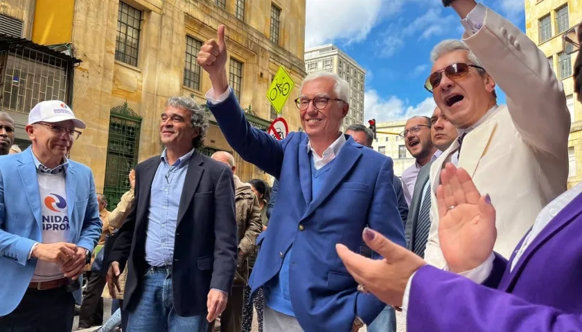 Jorge Enrique Robledo, camino a la Registraduría para su inscripción a la Alcaldía de Bogotá.