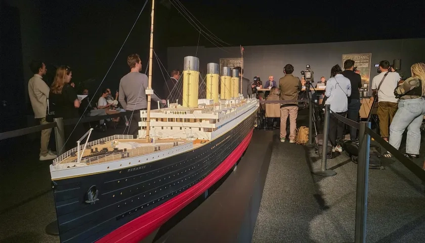 Exposición inmersiva sobre el Titanic abrió las puertas al público en París.