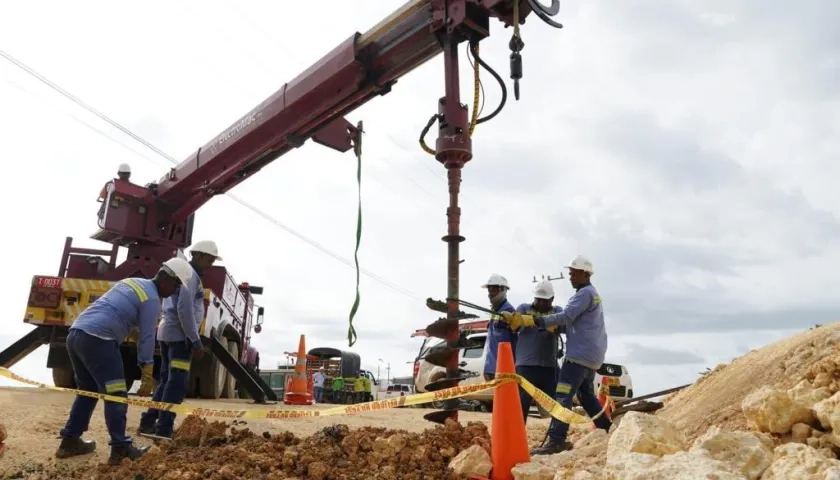 Afinia trabaja en la instalación de una estructura de 24 metros de altura