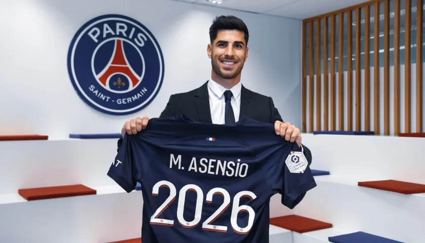 Marco Asensio con la camiseta que confirma su contrato hasta 2026 con el PSG.