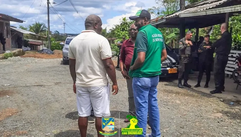  El alcalde de Buenaventura, Víctor Vidal, y el secretario de Gobierno, Arlintong Agudelo, en el sector en la que hacen presencia hombres armados.