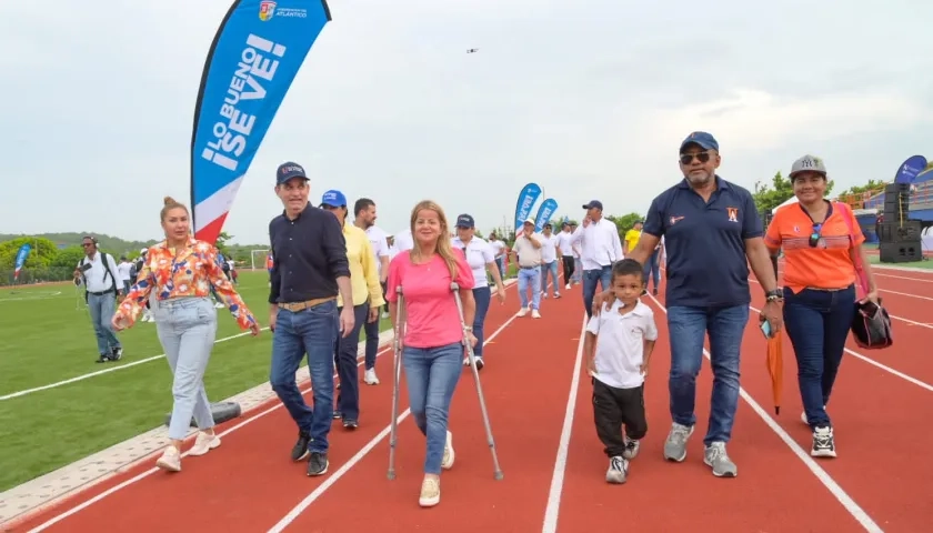 La gobernadora Elsa Noguera recorre la pista atlética en la Universidad del Atlántico sede norte