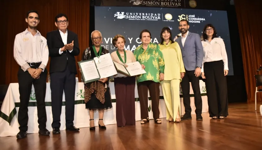 Las directivas de la Universidad Simón Bolívar en el homenaje a las pianistas Teresita Gómez y Blanca Uribe