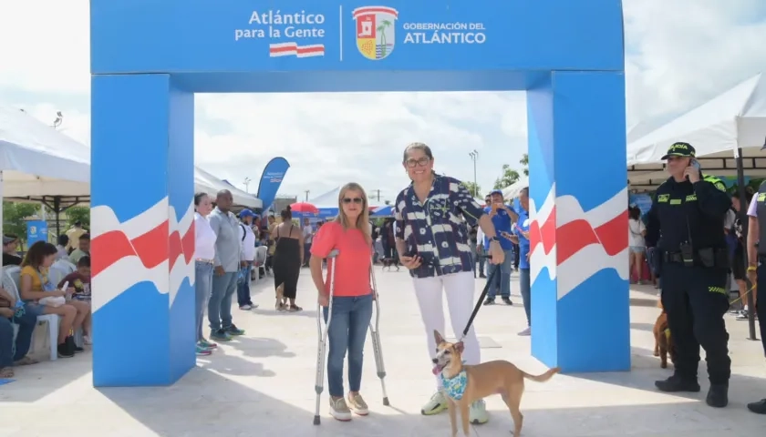 La gobernadora Elsa Noguera y la secretaria de Salud, Alma Solano, junto a una de las mascotas que acudió a la jornada de bienestar animal en Soledad