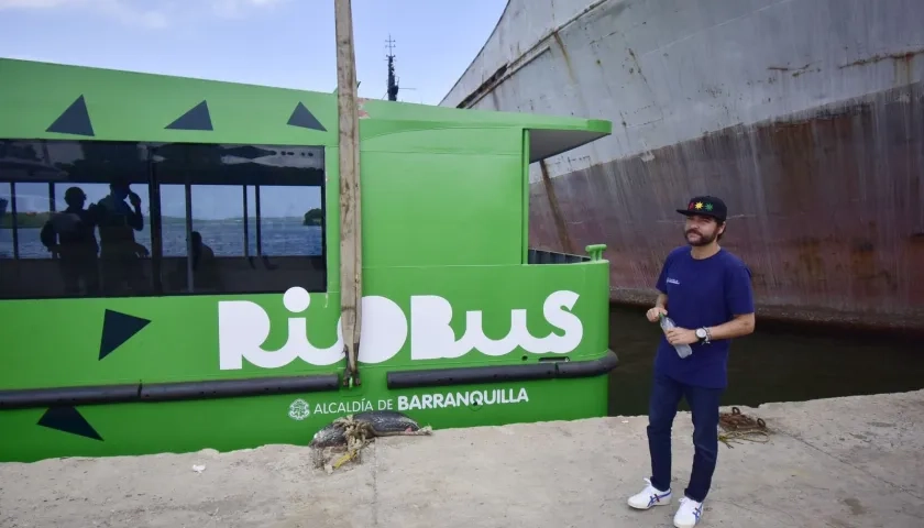 El alcalde Pumarejo junto al 'Karakalí', el primero Río-Bus para navegar por el río Magdalena