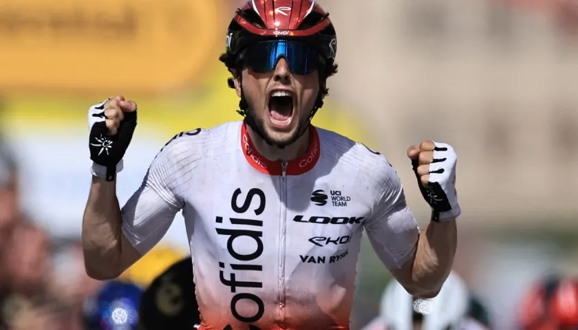 Víctor Cafay celebró su primera victoria en el Tour. 