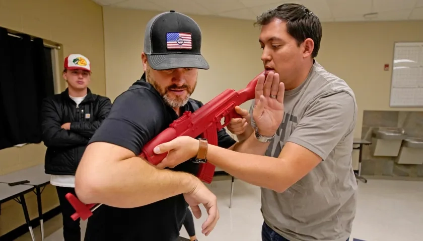 Un maestro mientras practica cómo desarmar a un tirador con un rifle, durante los entrenamientos del programa "Fight Back" (Contraataca) de Dave Acosta.