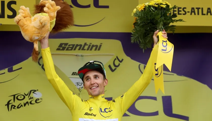 El australiano Jai Hindley bajó del liderato a Adam Yates. 